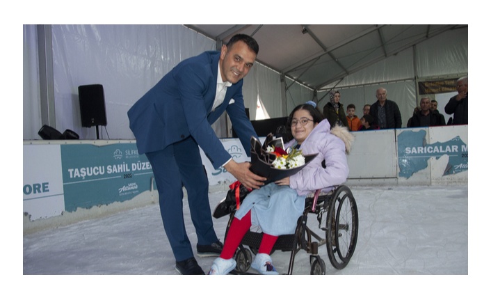 Silifke'de engelli çocuk, buz pateni pistini gezdi