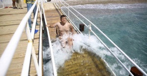 Engelli bireyler, Akdeniz’in serin sularının keyfini yaşıyor